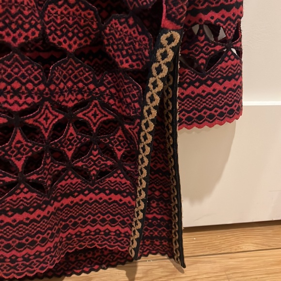 Absolutely Gorgeous Fendi top. - Picture 5 of 8